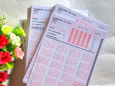 <i style='color:red'>答题卡</i>一般是什么纸质？